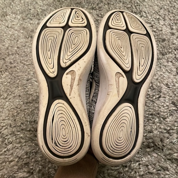 Black and white knit Nike sneakers - Picture 3 of 5